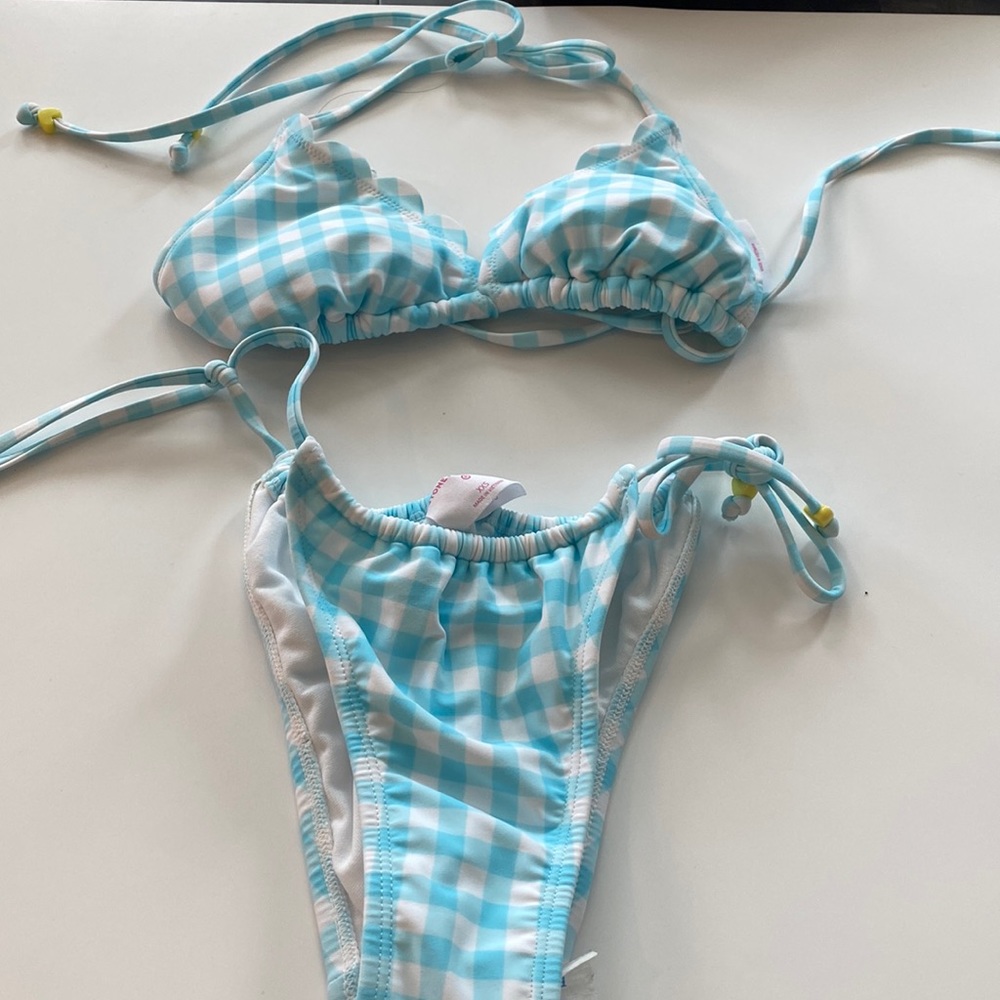 The bottoms are a XXS and the top is a XS. The fitting is a bit tighter.